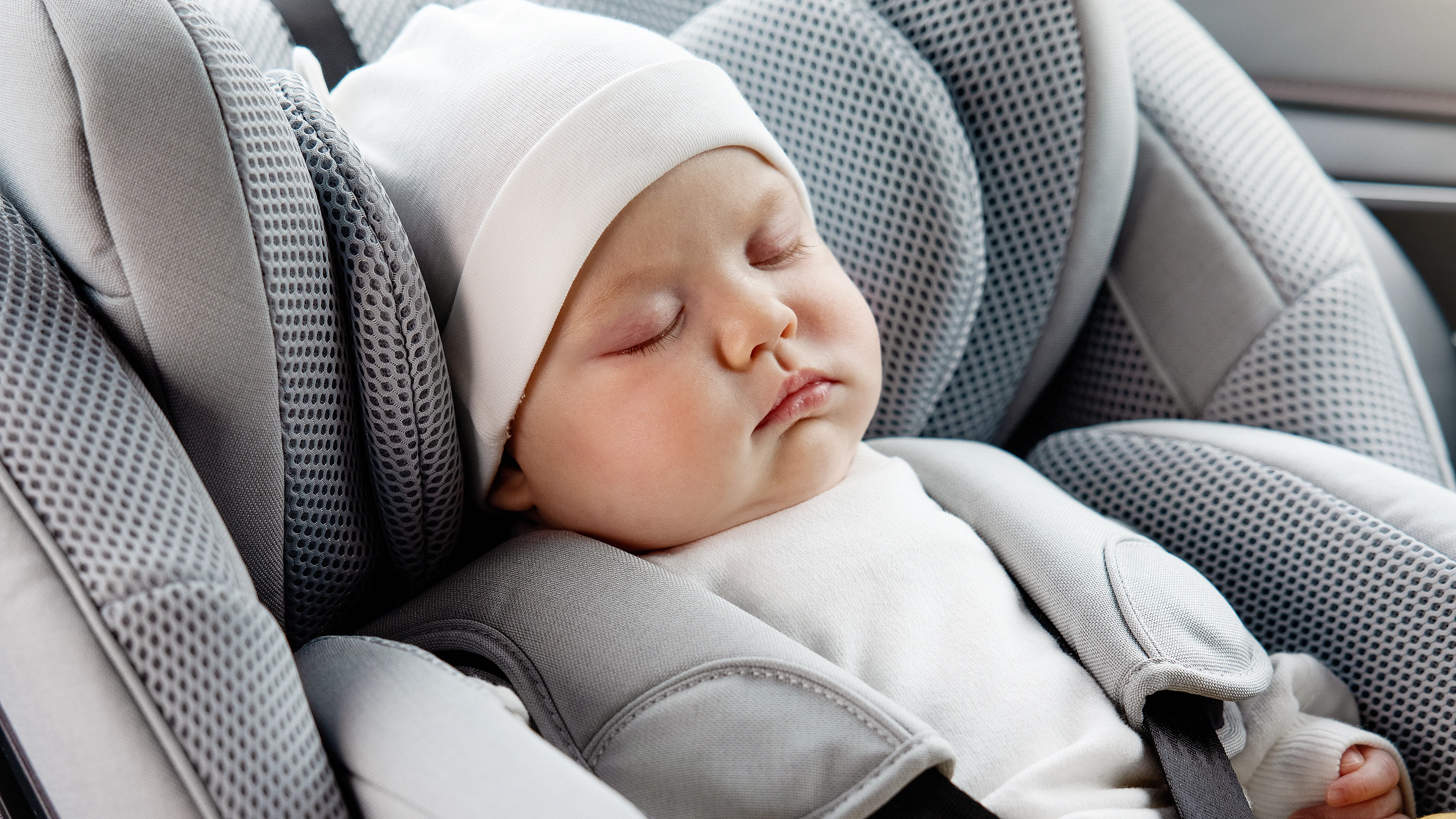 Cómo viajar en coche seguro y cómodo con un recién nacido?